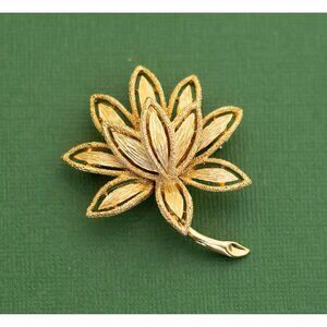 Vintage Victorian Floral Gold Tone Brooch by Avon K16
